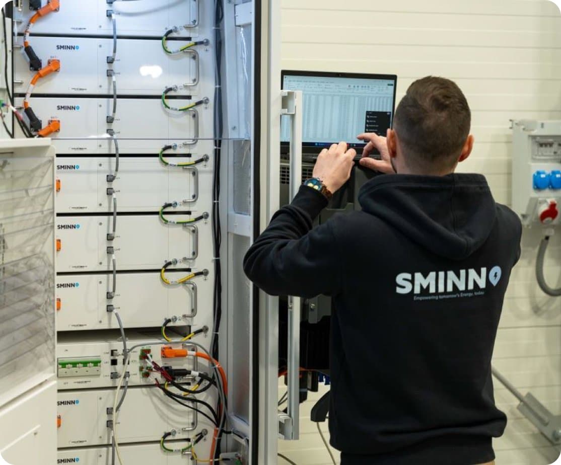 Ein SMINN-Techniker am Batteriespeicher